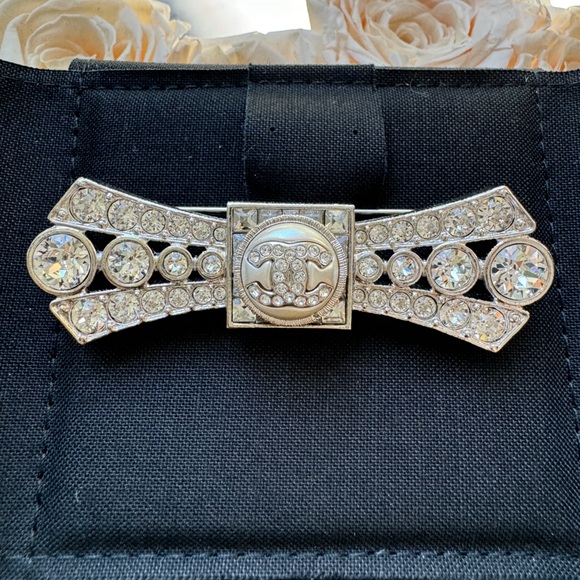 CHANEL 23S SILVER TONE BOW LARGE PEARL CC LOGO CRYSTAL CRYSTALS BROOCH PIN - Picture 1 of 13